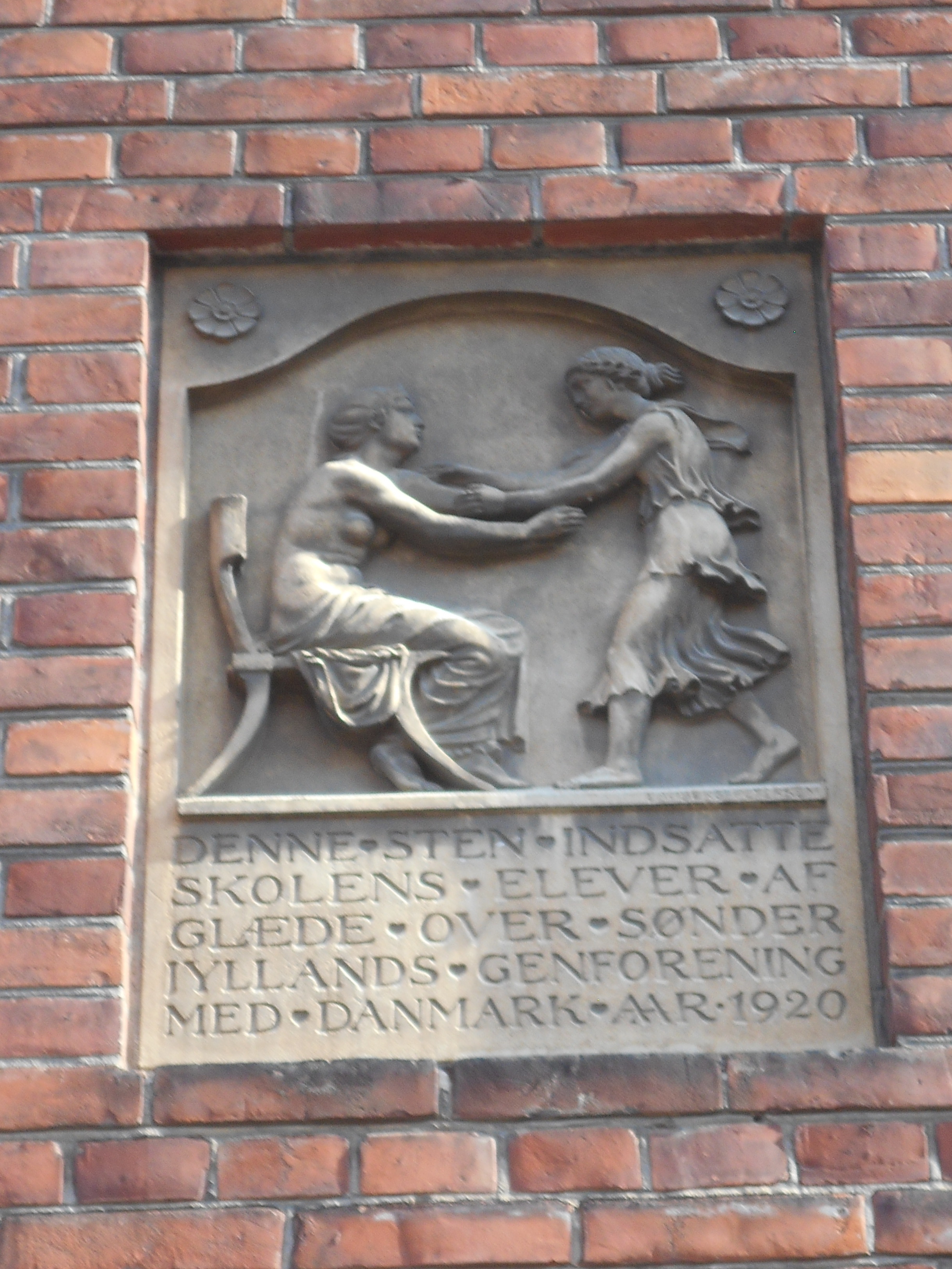 Mindetavlen på Guldberg Skole, Prinsesse Charlottes Gade 12, 2200 København N.