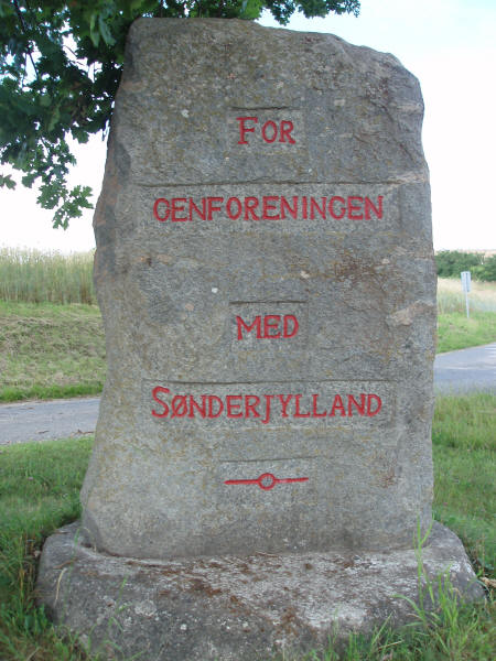 Forsiden af genforeningsstenen ved Ringkloster, Skanderborg kommune