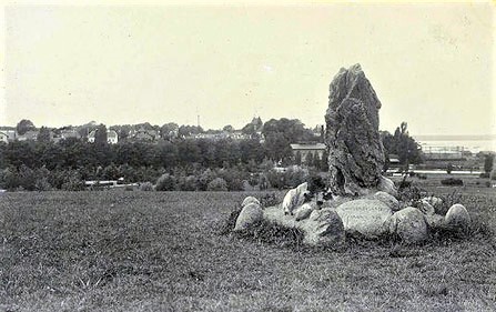 Genforeningsstenen i Roskilde Bypark på sin oprindelige placering