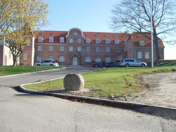 Genforeningsstenens placering for den tidligere højskole, Thomas Bredsdorffs Alle, 4000 Roskilde