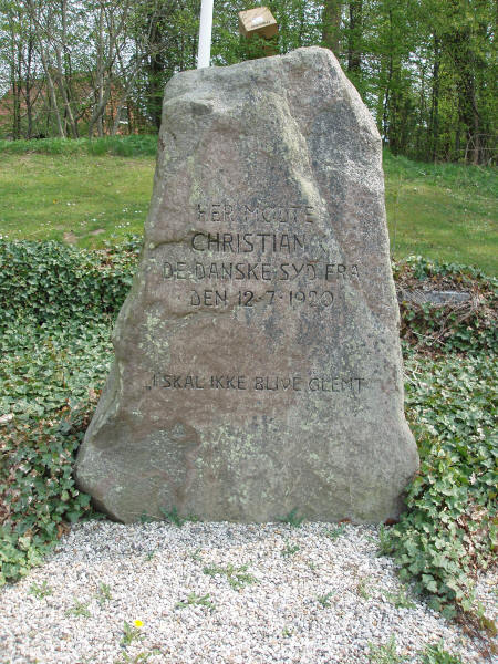 Mindesten i parken i Kruså, Holbøl sogn, Aabenraa kommune